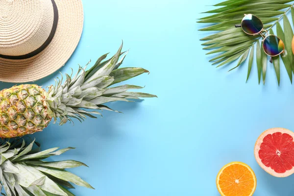 Summer composition with tropical fruits, hat and sunglasses on color background — Stock Photo, Image