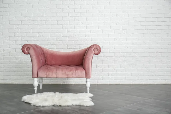 白レンガの壁付近の快適なソファ — ストック写真