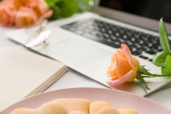 Rose flower with laptop on table, closeup — Stock Photo, Image