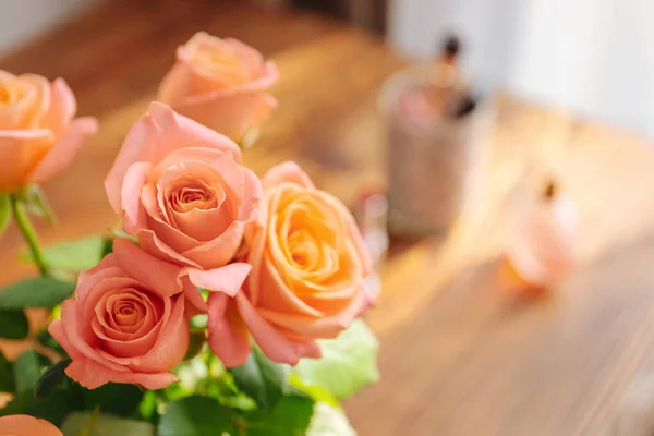 Rózsa virágok az asztalon, közelkép — Stock Fotó