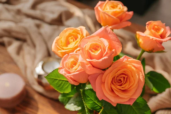 Rose flowers on table, closeup — Stock Photo, Image