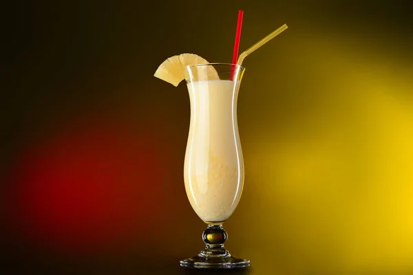 Glas lekkere zomercocktail op donkere achtergrond — Stockfoto