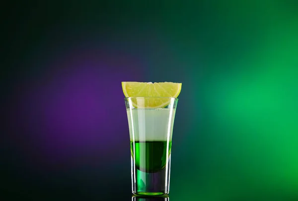 Copa de sabroso cóctel sobre fondo de color oscuro — Foto de Stock