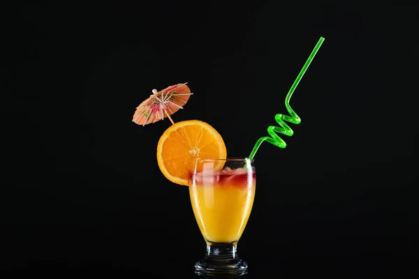 Glas lekkere cocktail op donkere achtergrond — Stockfoto