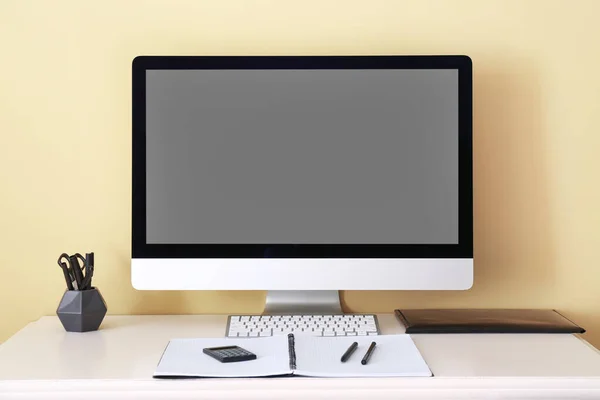 Lugar de trabajo moderno con ordenador cerca de la pared de color —  Fotos de Stock