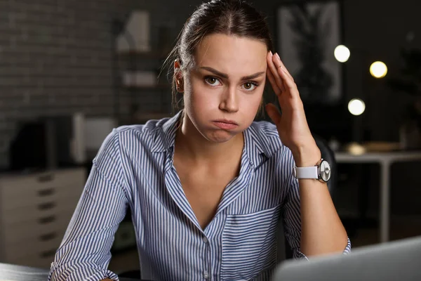 Tired businesswoman trying to meet deadline in office — Stock Photo, Image