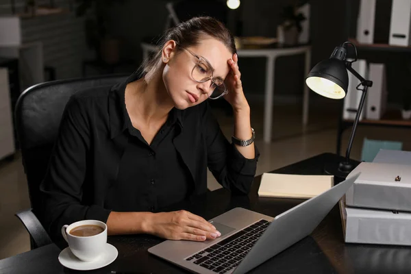 Tired businesswoman trying to meet deadline in office — Stock Photo, Image