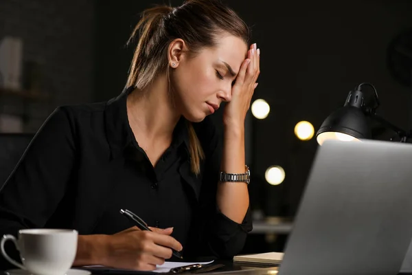 Zmęczona kobieta stara się dotrzymać terminu w biurze — Zdjęcie stockowe