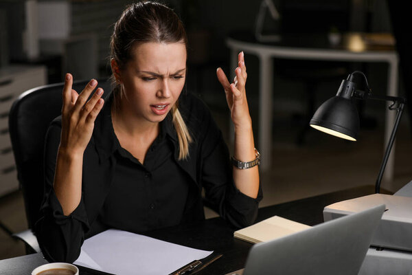 Уставшая деловая женщина пытается уложиться в срок в офисе
