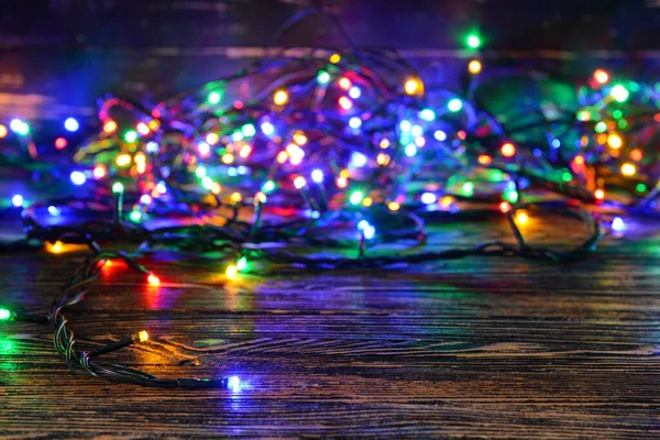 暗いテーブルの上の美しいクリスマスライト — ストック写真