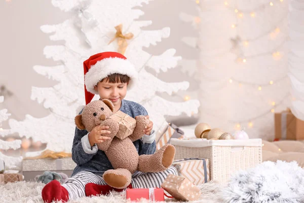 Cute little boy z misia i Boże Narodzenie prezent w domu — Zdjęcie stockowe