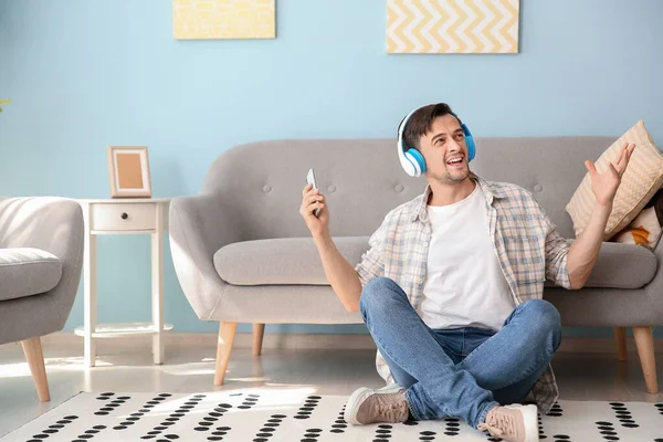 Handsome man listening to music at home — Stock Photo, Image