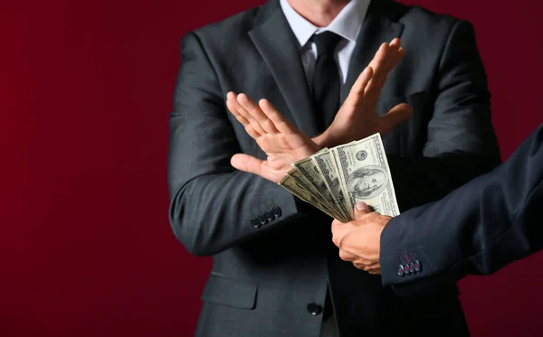 色の背景に賄賂を拒否するビジネスマン — ストック写真