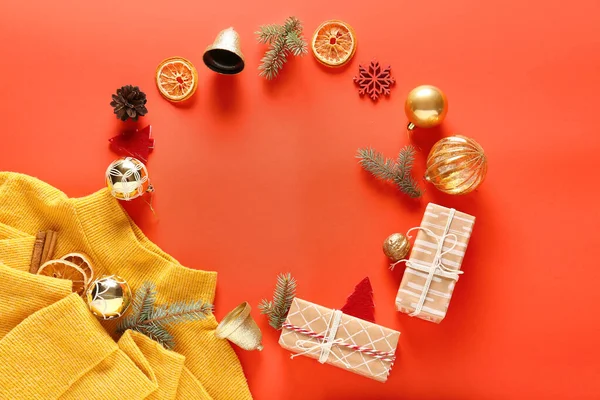 框架结构,圣诞装潢,礼物和毛衣配色背景 — 图库照片