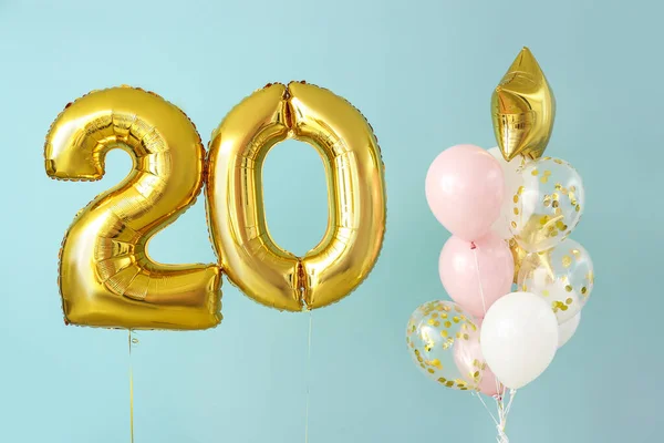 Rysunek 20 i różne balony na tle koloru — Zdjęcie stockowe