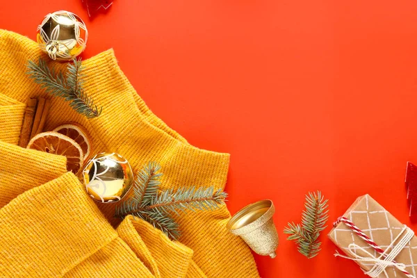 色の背景にセーターと美しいクリスマスの組成 — ストック写真