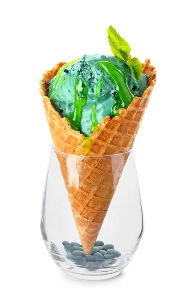 Cono di cialde con gustoso gelato alla Spirulina su sfondo bianco — Foto Stock