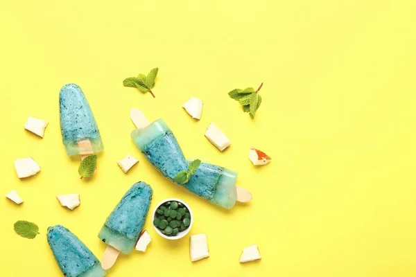 Tasty spirulina ice-cream and coconut on color background — Stock Photo, Image