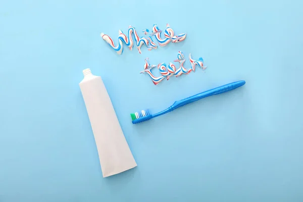 Tooth brush, paste and text WHITE TEETH on color background — Stock Photo, Image