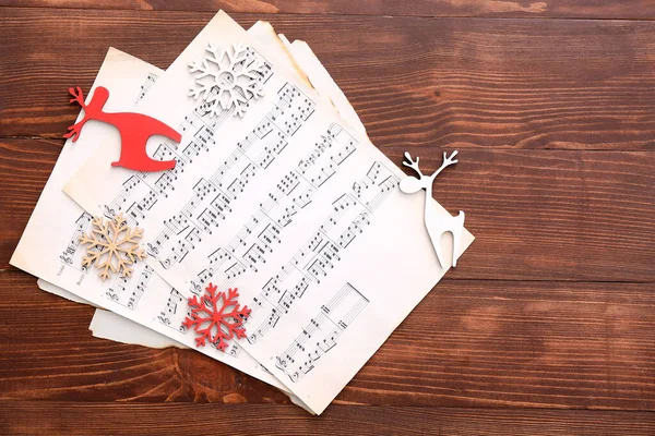 Hojas de notas y decoración de Navidad en la mesa —  Fotos de Stock