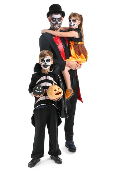 Vater mit Kindern in Halloween-Kostümen und mit Kürbissen auf weißem Hintergrund — Stockfoto