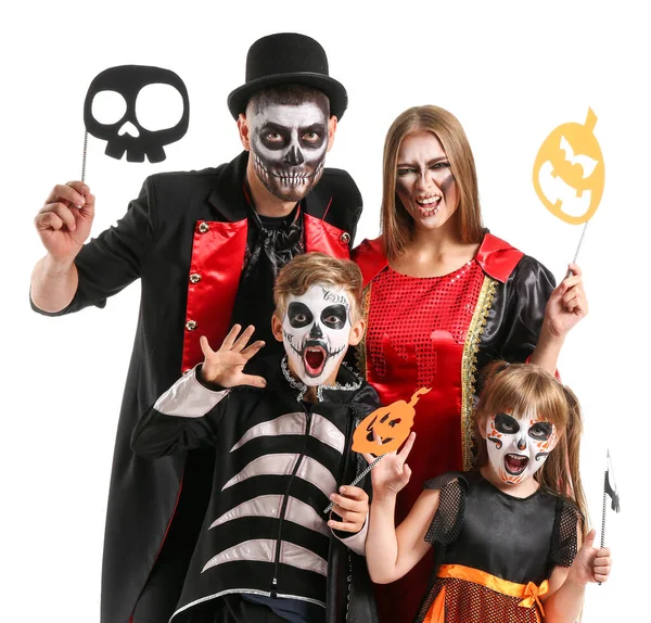 Familj i Halloween kostymer på vit bakgrund — Stockfoto