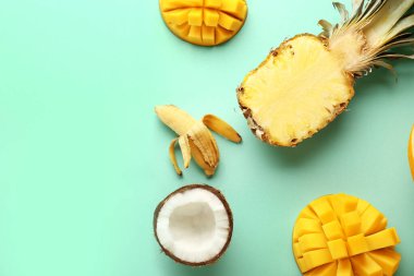 Renkli arkaplanda olgun meyveler