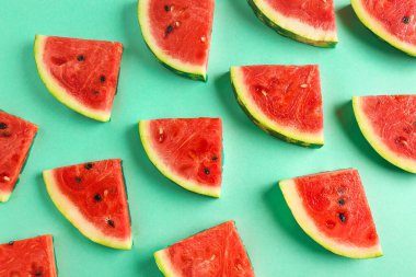 Renkli arka planda birçok dilim karpuz