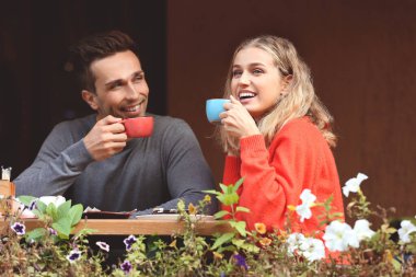 Kafede romantik bir randevuda olan mutlu genç çift