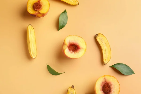 Sweet ripe peaches and bananas on color background — Stock Photo, Image