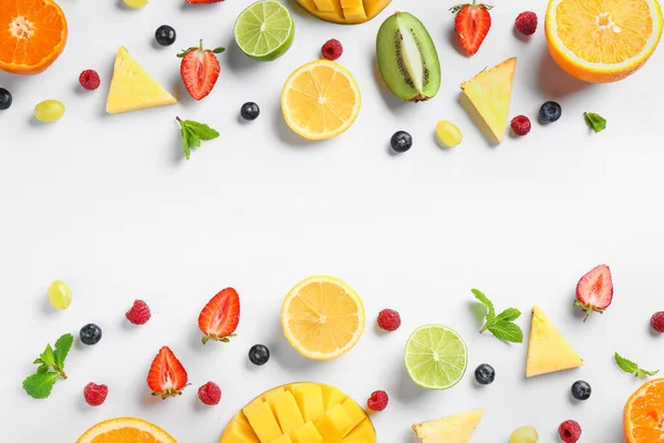 Słodkie dojrzałe owoce i jagody na białym tle — Zdjęcie stockowe