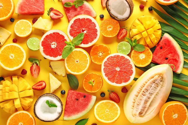 Słodkie dojrzałe owoce i jagody na tle koloru — Zdjęcie stockowe