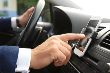 İş adamı araba kullanırken cep telefonunu kullanıyor, kapat