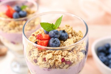 Yabanmersinli tatlı ve camlı yulaf ezmesi, yakın plan.