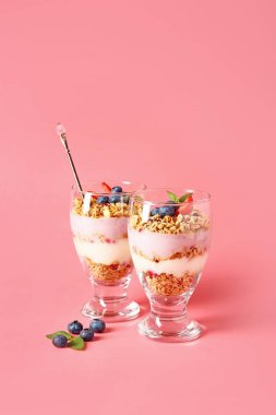 Böğürtlenli tatlı ve renk arkaplanlı gözlüklü yulaf ezmesi