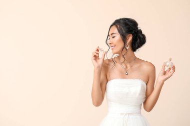 Açık renkli parfümlü güzel bir Asyalı gelin.