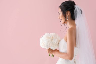 Renkli arka planda güzel genç Asyalı gelin