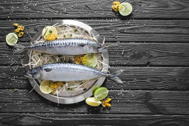 Tahta masada çiğ uskumru balıklı tabak.