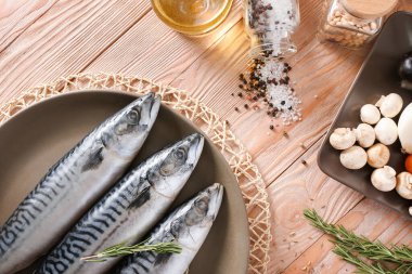 Tahta masada çiğ uskumru balıklı tabak.