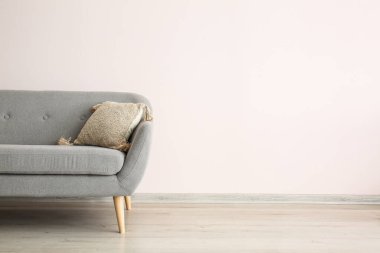 Işık duvarının yanındaki modern kanepe.