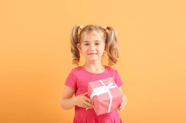 Renkli arka planı olan küçük bir kız.