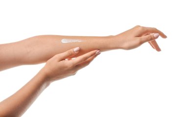 Beyaz arka planda krem sürmüş kadın elleri