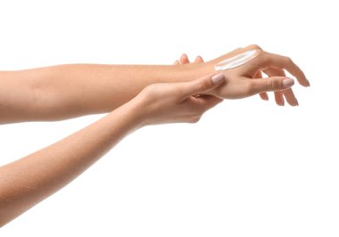 Beyaz arka planda krem sürmüş kadın elleri