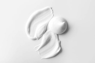 Beyaz arka planda doğal krem