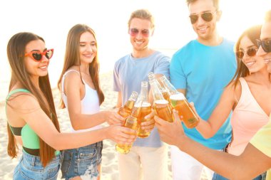 Arkadaşlar deniz plajında bira içiyor