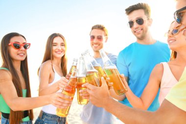 Arkadaşlar deniz plajında bira içiyor