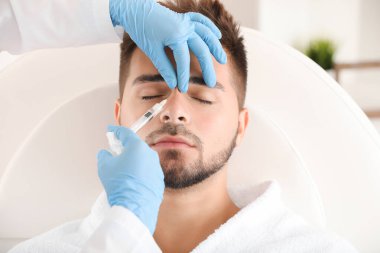 Güzellik salonunda dolgu enjeksiyonu alan yakışıklı adam