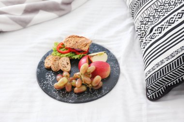 Yatakta lezzetli kahvaltı tepsisi