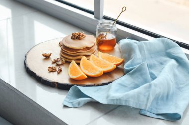 Pencere pervazında lezzetli kahvaltı tepsisi