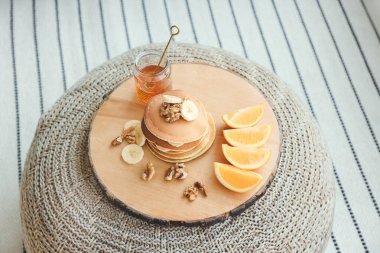 Pouf 'ta lezzetli kahvaltı tepsisi